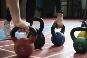 cómo entrenar con pesas rusas
