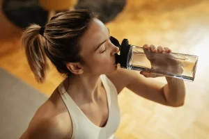 cuanta agua hay que beber al día