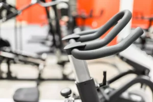 Beneficios de la bicicleta estática: para quién es y cómo usarla